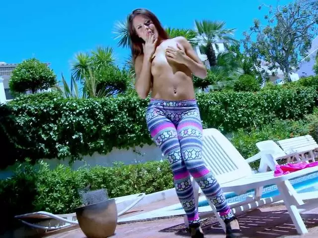 Gala Brown posando  en la piscina photo 1