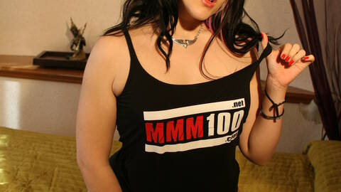 Nena amateur francesa Ginger Rose posando con camiseta MMM100