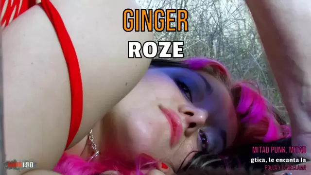 Mitad punk, mitad gótica, le encan...