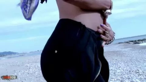 Ivannah enseñando su coño peludo  al lado del mar   photo 06