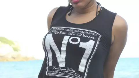 Jana Montada desnudandose  en la playa  photo 3