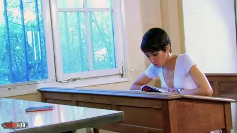 Adolescente árabe en uniforme escolar follada profunda en el aula photo 01