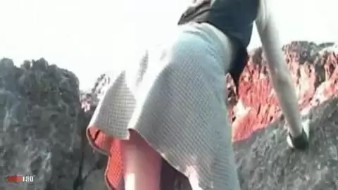 Jessica posando al lado del mar  photo 02