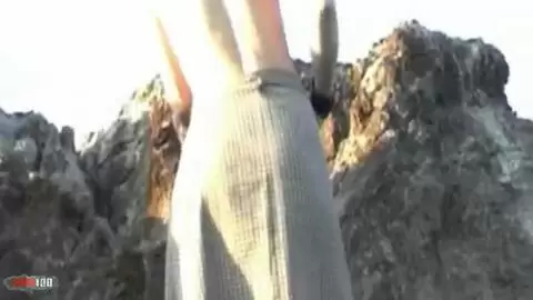 Jessica posando al lado del mar  photo 07