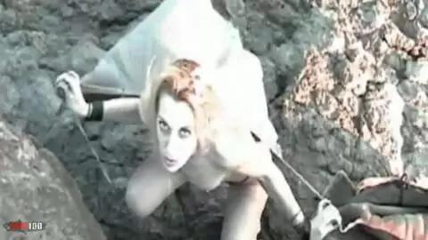 Jessica posando al lado del mar  photo 09