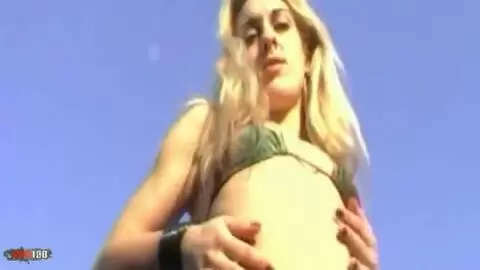 Jessica desnudandose al lado del mar  photo 04