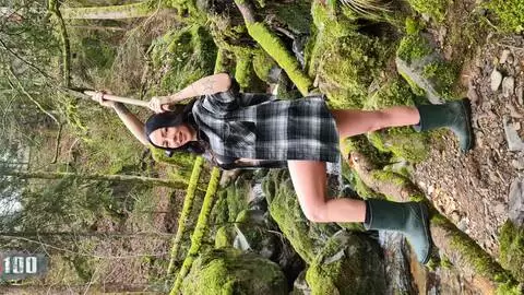 Sesión de fotos de la actriz porno española Jordan Perry con un hacha photo 2