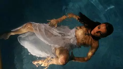 Jordanne Kali posando  en la piscina photo 9