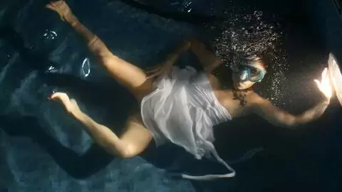 Jordanne Kali posando  en la piscina photo 13