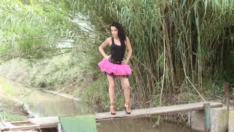 Jordanne Kali posando  en el rio 