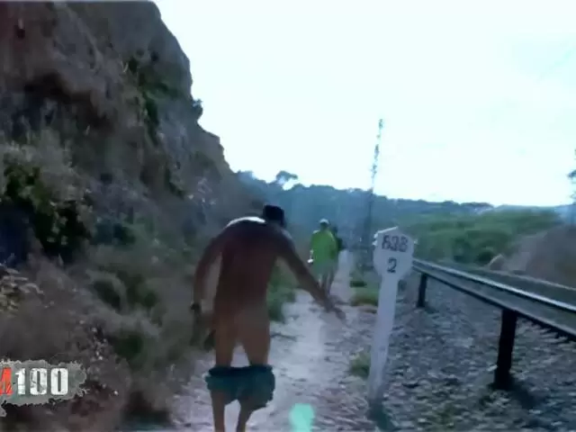 Jorge Fernández muestra su trasero en las vías del tren photo 1
