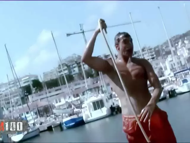 Jorge se da una ducha en pleno puerto photo 1