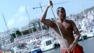 Jorge se da una ducha en pleno