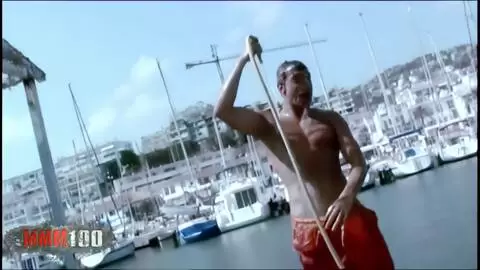 Jorge se da una ducha en pleno puerto