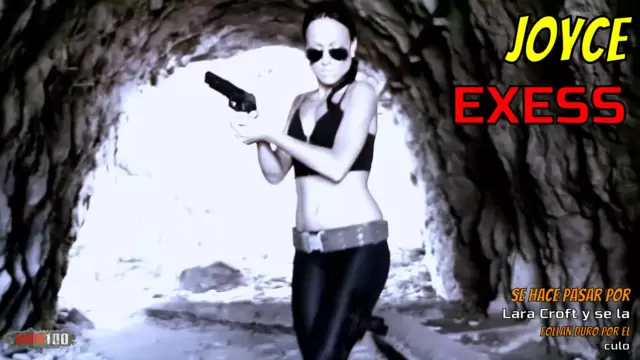 Se hace pasar por Lara Croft y se la follan duro por el culo