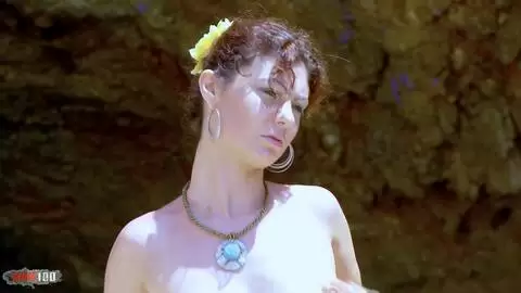 Picardía anal en la playa con la deliciosa francesa Julia Gomez photo 01