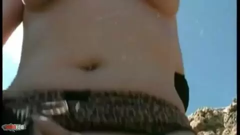 Karen enseñando su cuerpo  al lado del mar   photo 11