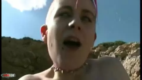 Karen enseñando su cuerpo  al lado del mar   photo 12