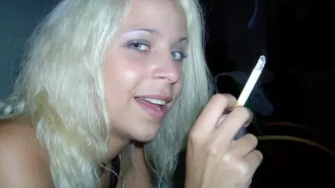 Karina desnudandose   photo 3