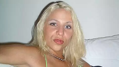 A esta ruba le gusta fumar mietras juega con su coño photo 6