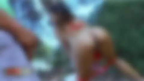 Karla Sanchez y Jorge, meando juntos en el bosque