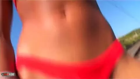 Karla Sanchez orinando en el ferrocarril photo 06