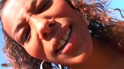 Karla Sanchez orinando en el ferrocarril photo 07