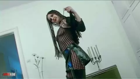 Sesión de fotos con la soberbia francesa Katia en botas y conjunto de rejilla photo 01