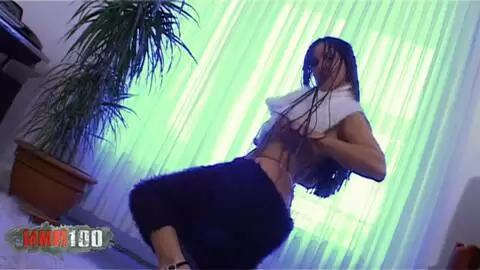 La francesa Katia en bragas rosas haciendo un striptease photo 01