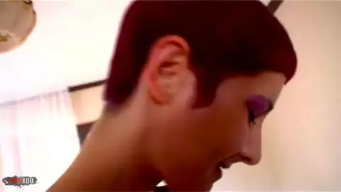 Jovencita muy cachonda follando con su novio