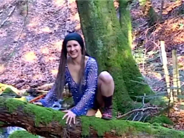 Katia desnudandose  en un bosque  photo 2