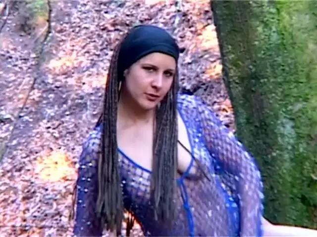 Katia desnudandose  en un bosque  photo 5