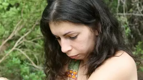 Kelly Toma enseñando su cuerpo  en el bosque  photo 1