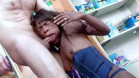 Hermosa nena negra con cuerpo perfecto doble penetración en su tienda photo 04