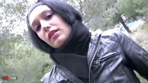 En la cama con la sublime jovencita morena francesa Kenza Suck que se corre de placer