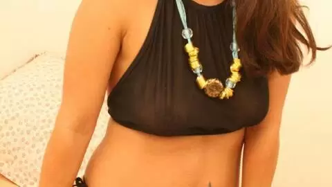 Kiara desnudandose  en la cama  photo 5