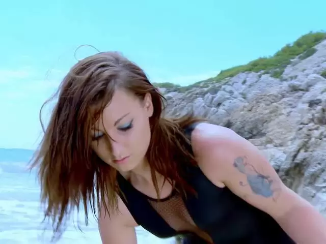 Kim Equinoxx enseñando su cuerpo  en la playa  photo 3