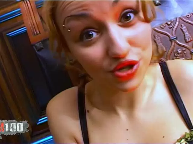 Entrevista y striptease con la francesa Krystal Wallas photo 1