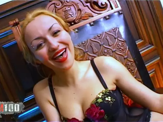 Entrevista y striptease con la francesa Krystal Wallas photo 3