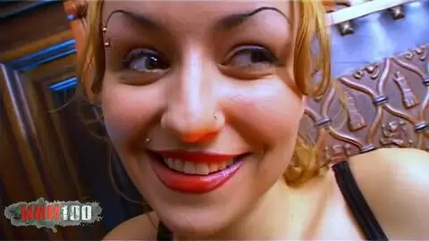 Entrevista y striptease con la francesa Krystal Wallas