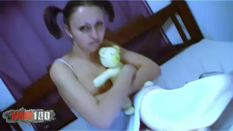 Krystal Wallas se masturba en la cama