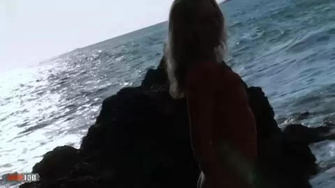 Lady Margaux enseñando su cuerpo  al lado del mar   photo 05