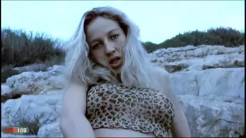 Rubia sucia y puta desnuda en unas rcas photo 06