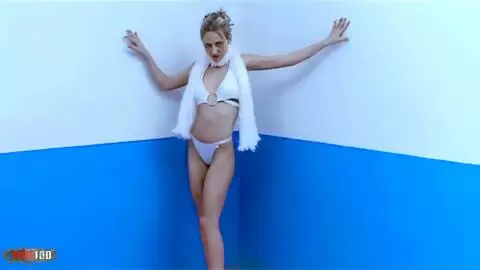 Rubia cachonda quitandose toda la ropa para ti photo 02