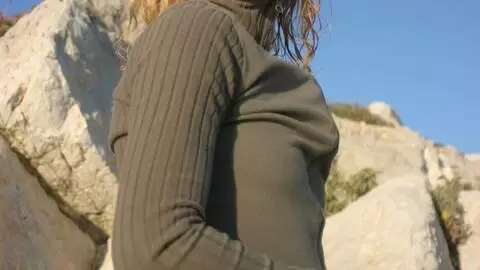 Lady Margaux haciendo un strip  en las rocas