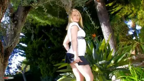 Lady Margaux desnudandose 