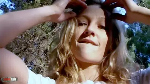 Lady Margaux desnudandose  en un bosque  photo 03