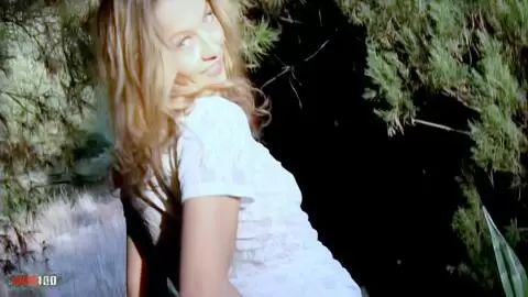 Lady Margaux desnudandose  en un bosque  photo 04