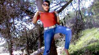 Lara tinelli desnudandose  en 