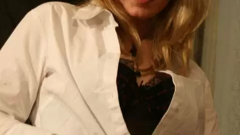 Rubia con tetas grandes quitandose su lenceria negra photo 2